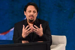 Enrico Brignano ritorna sul palco con lo spettacolo “Bello di mamma!”