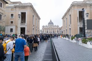 Fedeli-coda-Piazza-San-Pietro.jpg