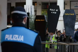 Malta: Riforme Giudiziarie Approvate Tra Proteste Contro il Governo