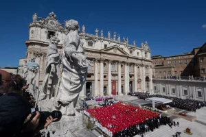 I-cardinali-assistono-al-funerale-di-Papa-Francesco.jpg