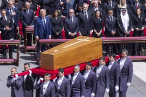 Il-feretro-di-Papa-Francesco-passa-davanti-a-Donald-e-Melania-Trump.jpg