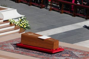 Il-vangelo-sulla-bara-di-Papa-Francesco.jpg