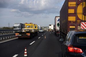 Incidente sull’A1: Scontro Tra Camion e Bus, 30 Bambini in Stato di Shock e un Grave Ferito