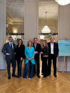 Milano Celebra Roberto Klinger: La Retrospettiva che Unisce Medicina e Arte