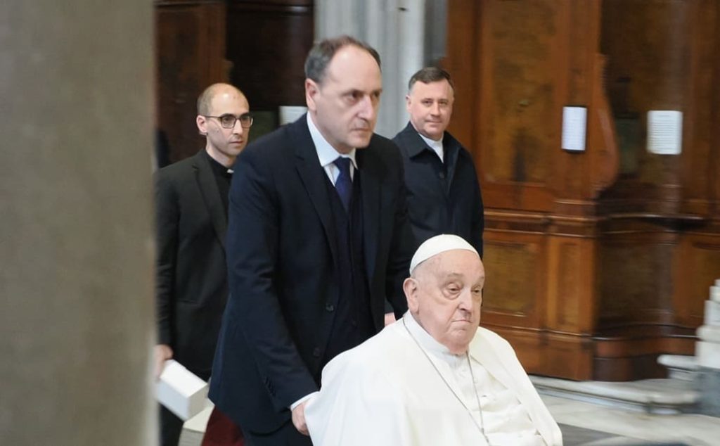 Papa Francesco Sorprende i Fedeli con una Visita Imprevista alla Basilica di Santa Maria Maggiore: Guarda il VIDEO