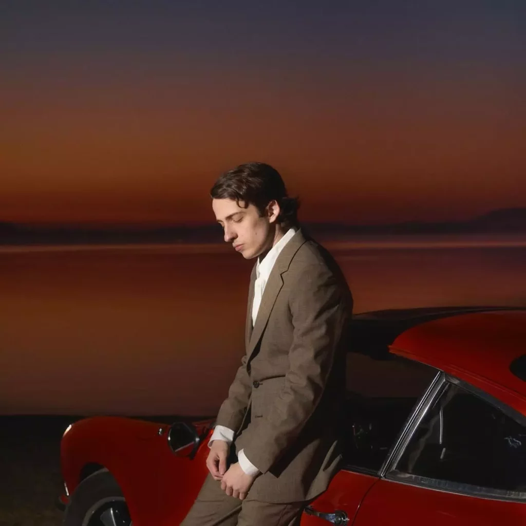 Il nuovo singolo di Sangiovanni, "Luci allo xeno", esce oggi con un videoclip ufficiale e sarà in...