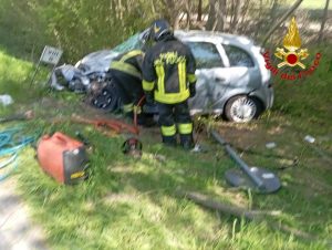 Tragico incidente: donna di 46 anni perde la vita in scontro tra auto e camion, figlia gravemente ferita