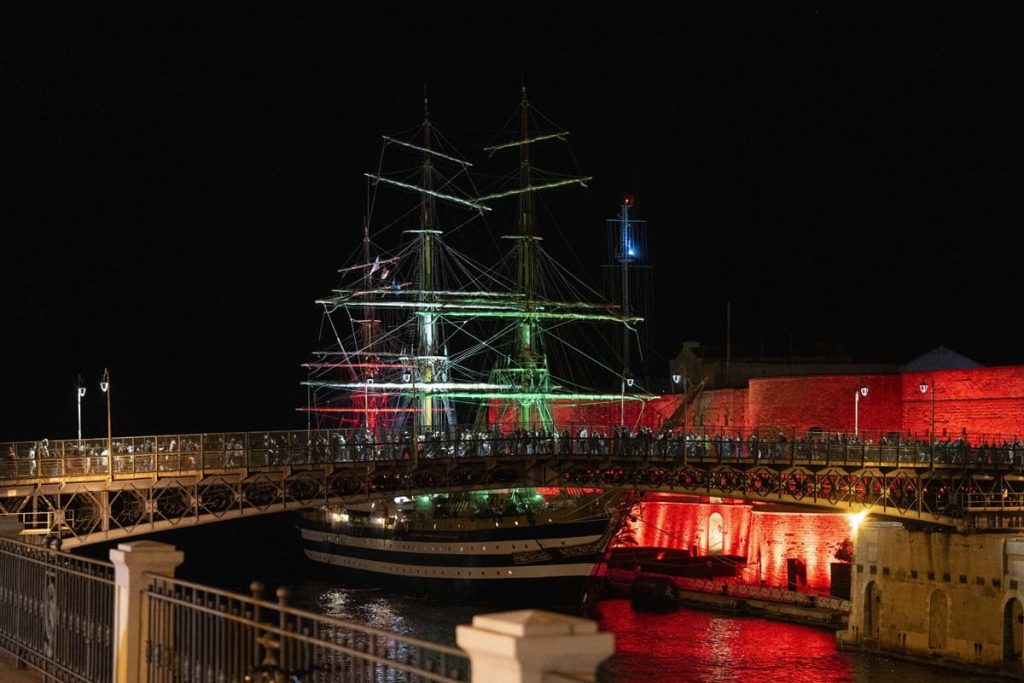 Tour Mediterraneo Vespucci: Taranto Accoglie 78.000 Visite, Grande Successo di Pubblico