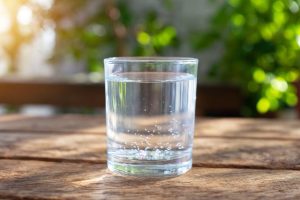 bicchiere-di-acqua-con-microplastiche-IA-Depositphotos_807889142_XL-scaled-e1745484790640.jpg