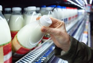 data-di-scadenza-shelf-life-latte-supermercato-AdobeStock_294678005-scaled.jpeg