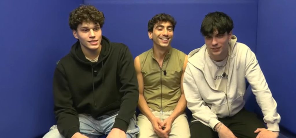 "Amici 24: Perché le squadre del serale sono due? La richiesta dei concorrenti contro Zerbi e Celentano"
Se hai bisogno di ulteriori modifiche o informazioni, fammelo sapere!