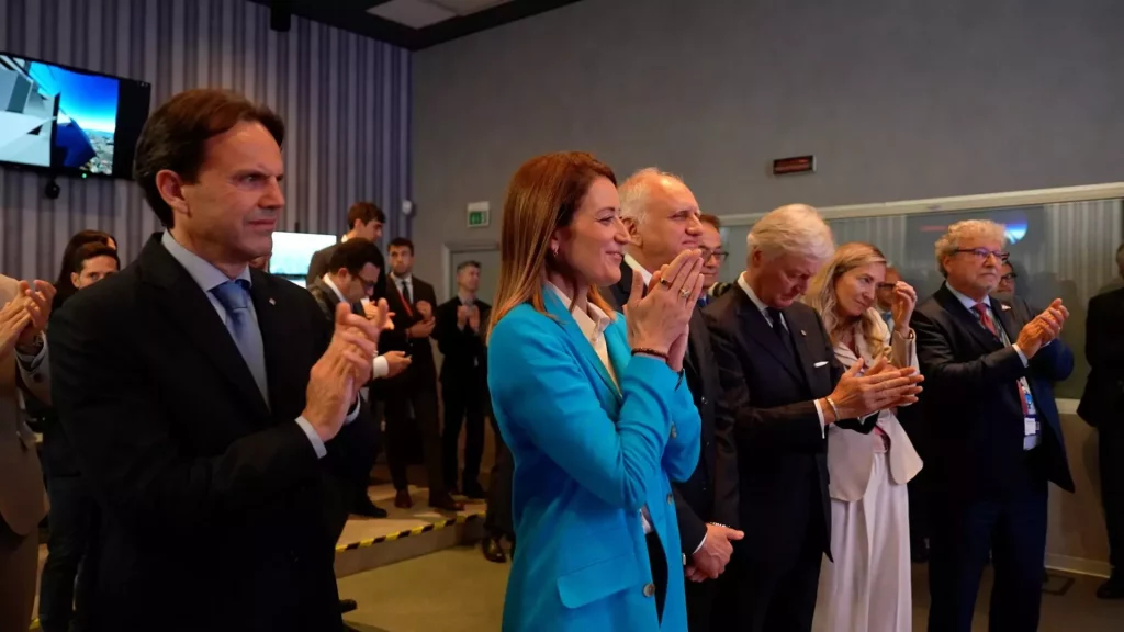 La presidente del Parlamento Europeo, Roberta Metsola, ha visitato il distretto aerospaziale di...