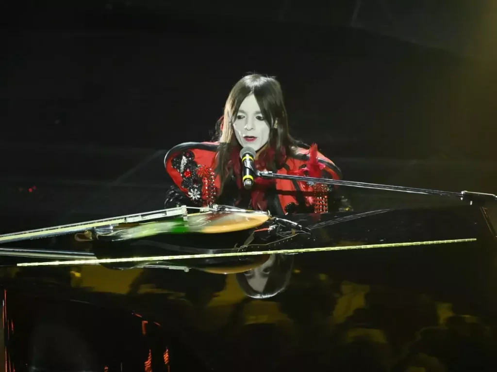 “Volevo essere un duro” di Lucio Corsi conquista il disco di platino: un successo straordinario!