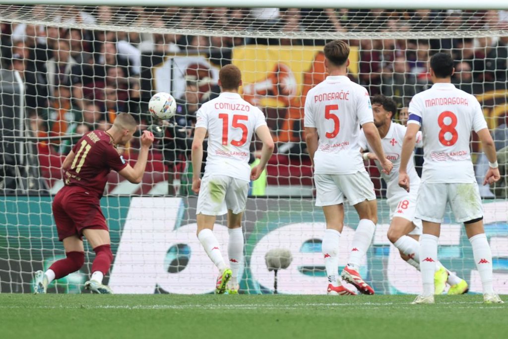 Roma avanza verso la Champions, supera la Fiorentina con una prestazione intensa.