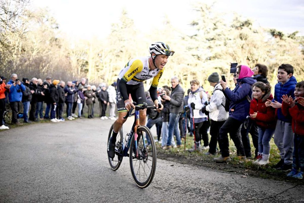 Luke Plapp trionfa nell’ottava tappa del Giro d'Italia 2025 Una gara ricca di sorprese ROSA...