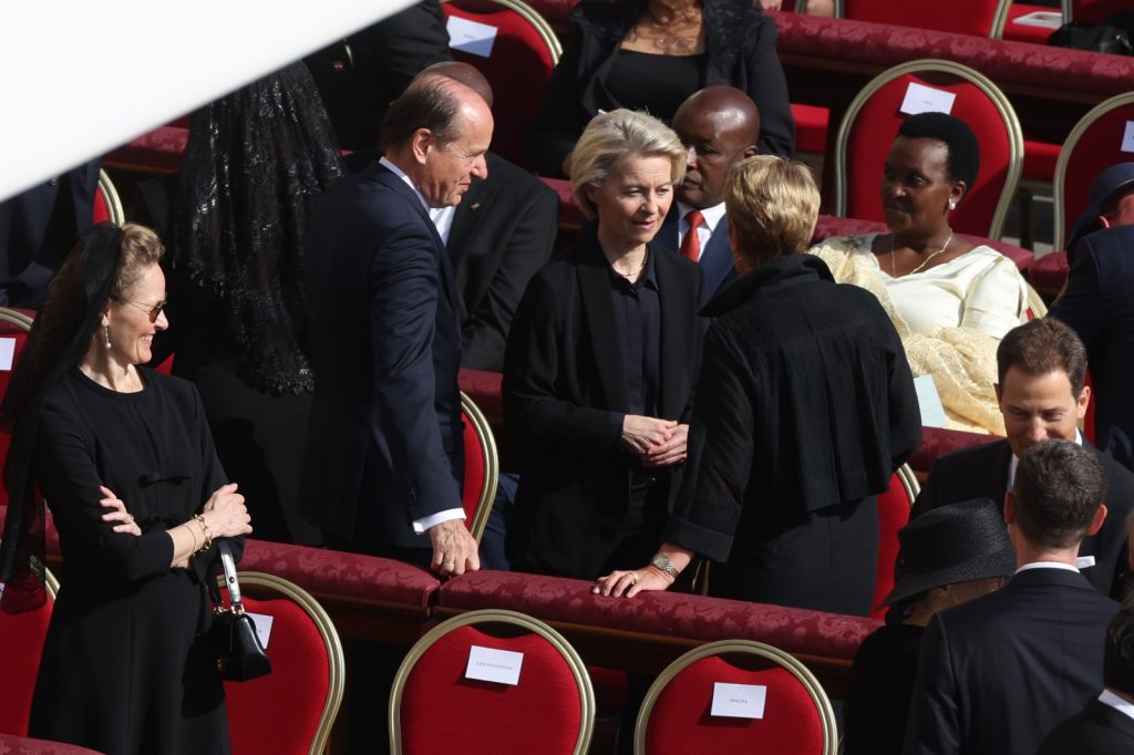 Von Der Leyen: Incarnare il potente messaggio di pace del Papa per l’Europa.