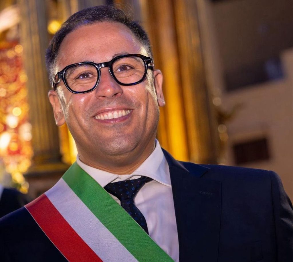 La fascia tricolore: un simbolo di unità per il sindaco del Palermitano