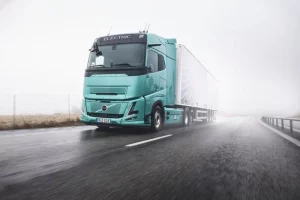 Volvo FH Aero: 600 km di autonomia con ricarica superveloce per trasporti efficienti.
