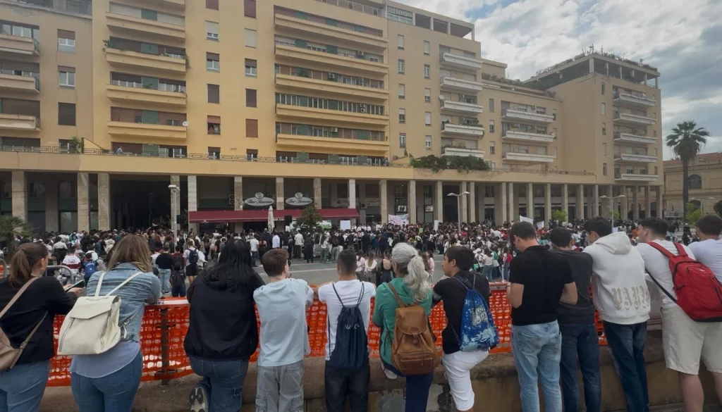 Palermo ricorda la strage di Capaci: migliaia di studenti in piazza per commemorare.