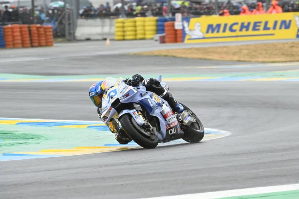 Alex Marquez trionfa con il miglior tempo nel venerdì di Silverstone.