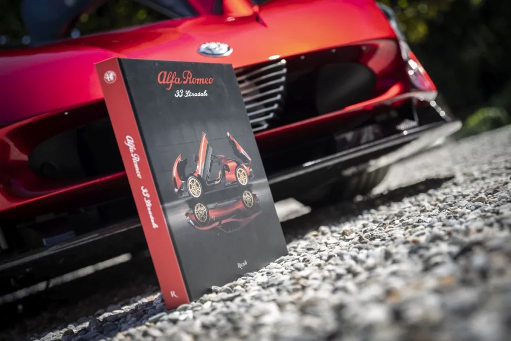 Alfa Romeo svela la storia della nuova 33 Stradale in un affascinante libro.