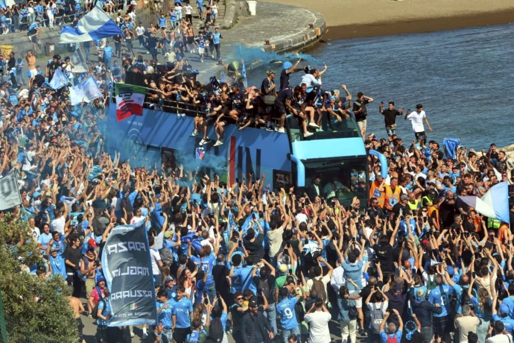 Napoli festeggia il trionfo con una sfilata azzurra indimenticabile per il scudetto.