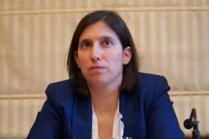 Schlein invita Meloni a unire forze contro il femminicidio: ‘Basta stragi quotidiane!’