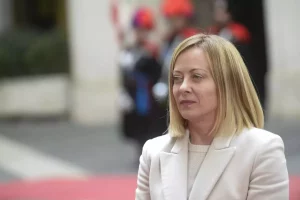 Giorgia Meloni, Presidente del Consiglio italiano, ha incontrato il presidente uzbeko Shavkat...