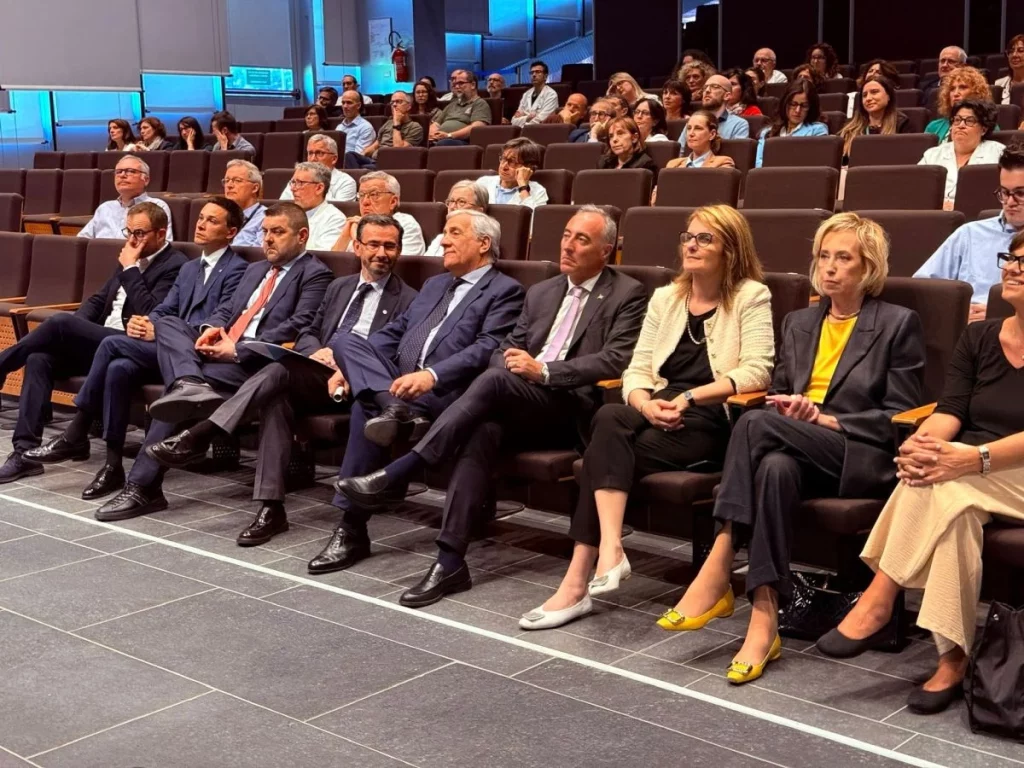 Tajani presenta a Bergamo la Rete Italiana Obesità: un’iniziativa per combattere il problema.