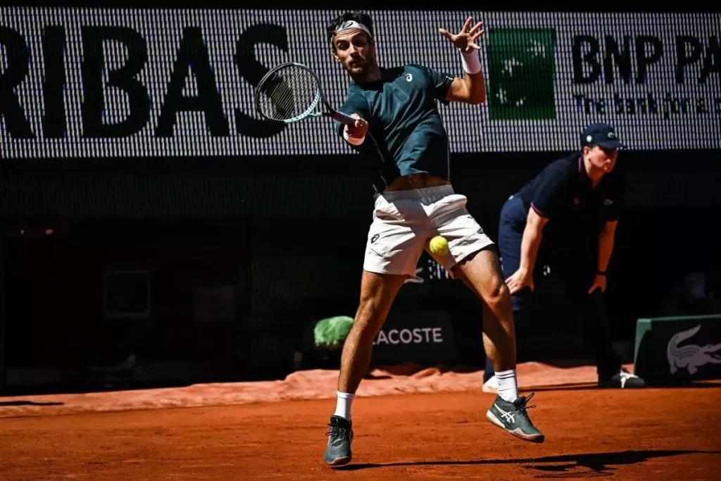 Musetti trionfa su Navone e accede agli ottavi di finale del Roland Garros.