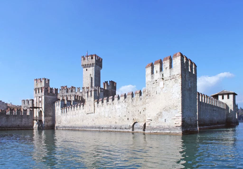 Il Castello Scaligero di Sirmione: Aperture Straordinarie a Partire dal 1 Giugno 2025 Dal 1° giugno...