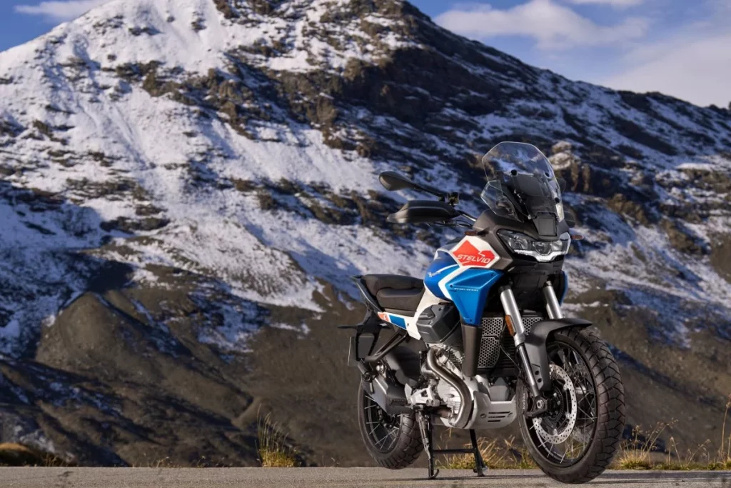 Moto Guzzi Stelvio: 200 anni del Passo dello Stelvio, un tributo su due ruote.