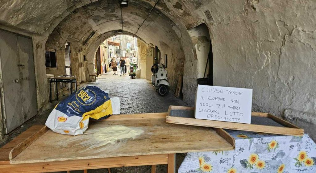 Haccp obbligatorio: turisti tra banchi vuoti, ma l’efficacia è discutibile.