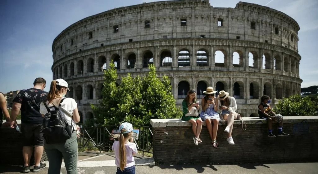 Classifica qualità della vita 2025: Bolzano prima per anziani, Roma in fondo per giovani.