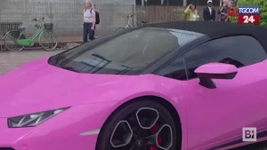 Wanda Nara in tribunale per il divorzio da Icardi, arriva su una Lamborghini rosa.