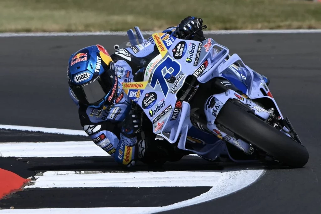 Alex Marquez trionfa nella sprint race, mentre Quartararo conquista la pole a Silverstone.