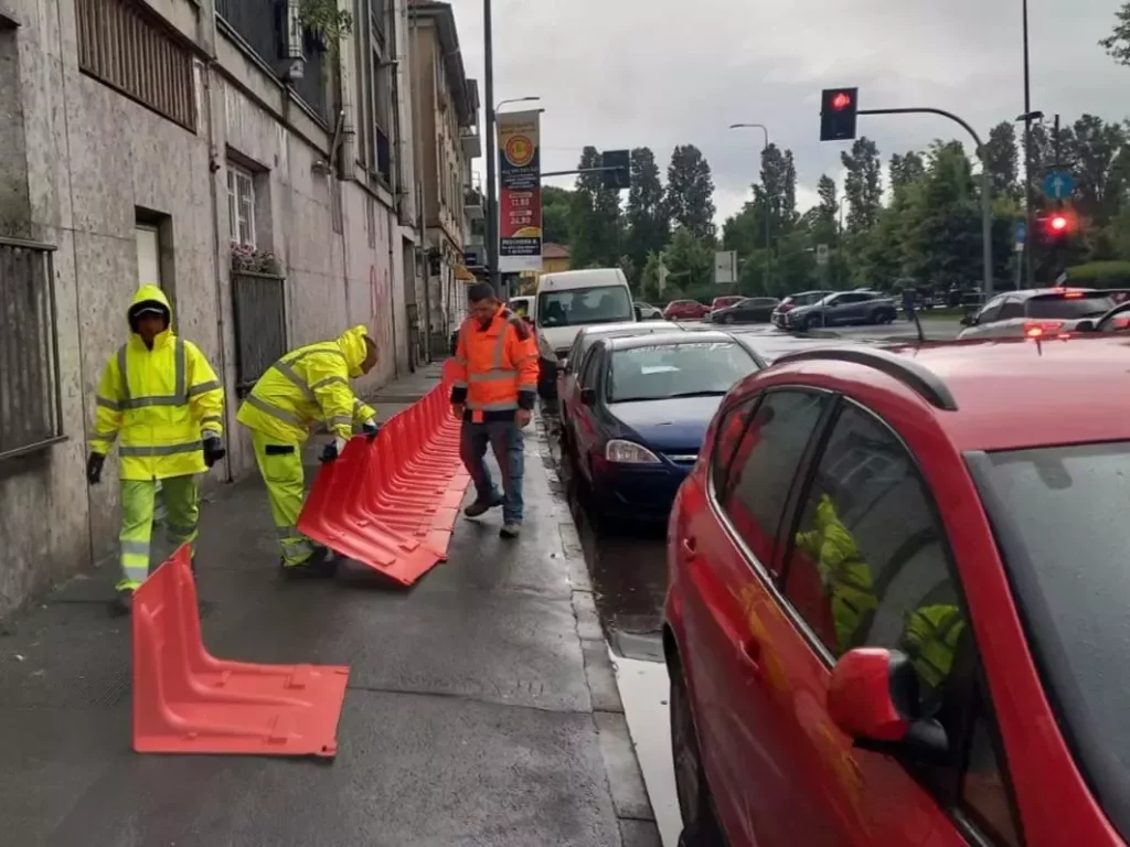Allerta maltempo: barriere mobili installate a Ponte Lambro per sicurezza a Milano.