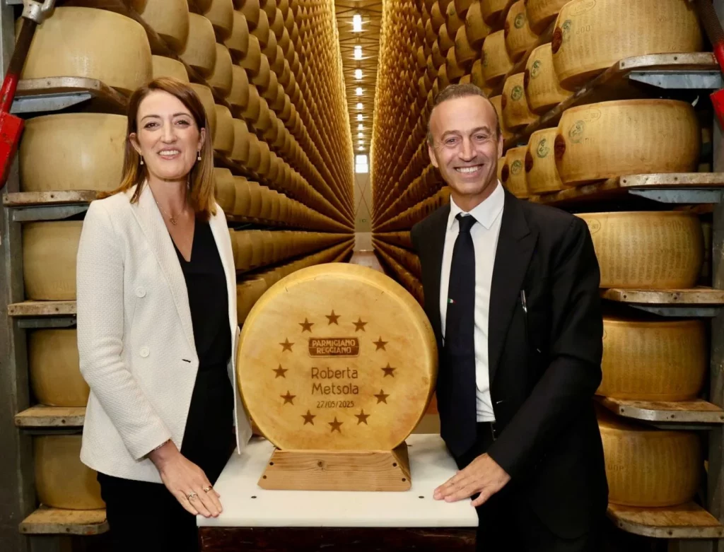 Metsola in visita al caseificio DOP del Parmigiano Reggiano: un’esperienza autentica e gustosa.