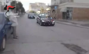 Arrestati cinque per minacce e violenza durante asta giudiziaria nel napoletano.
