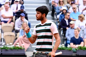 Alcaraz supera Zeppieri, Cocciaretto prosegue: vittorie significative al Roland Garros.