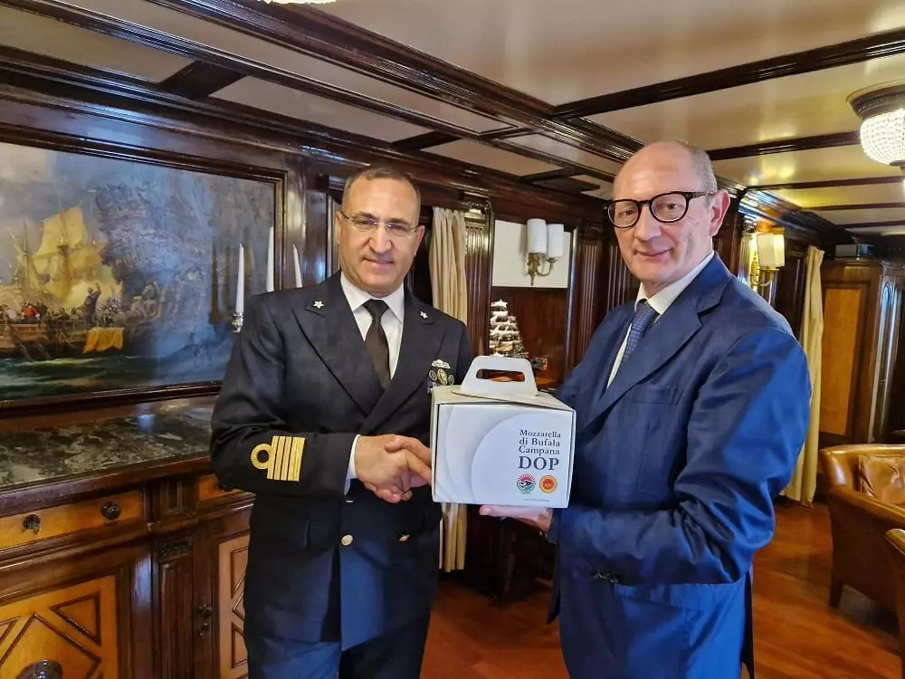 La Mozzarella di Bufala Campana Dop in Nave Amerigo Vespucci: Un’Iniziativa di Eccellenza NAPOLI...