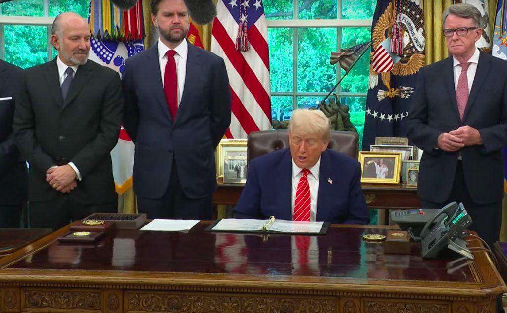 Donald-Trump-studio-ovale.jpg