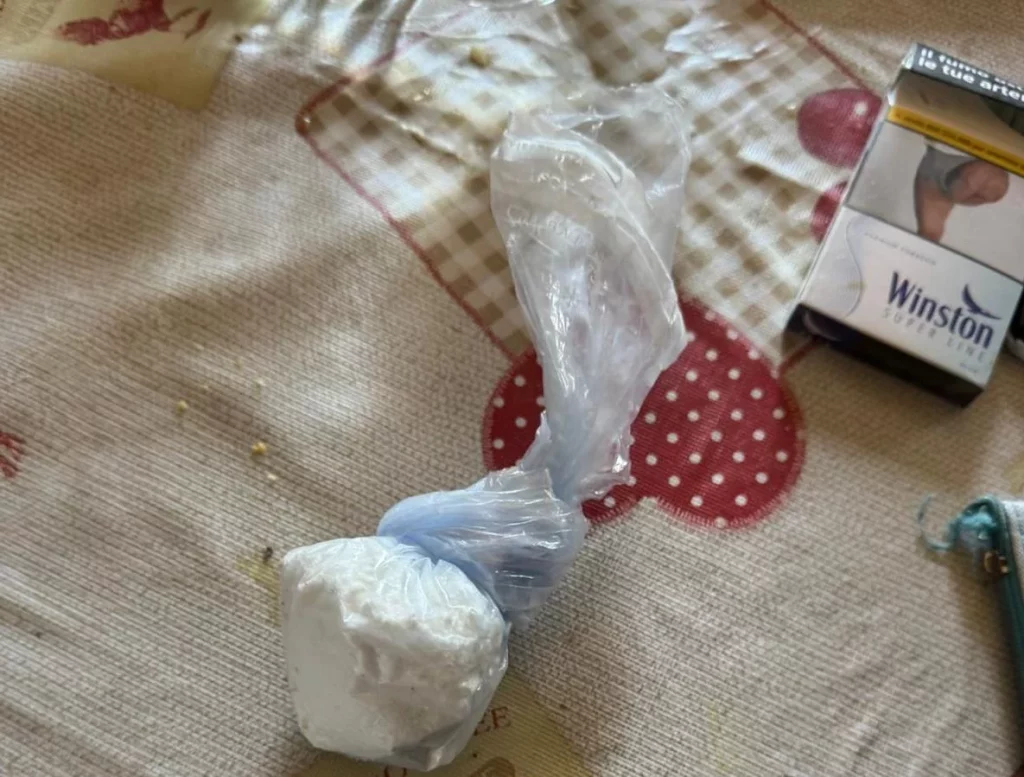 Coppia arrestata a Milano per spaccio di droga con la bambina in auto.