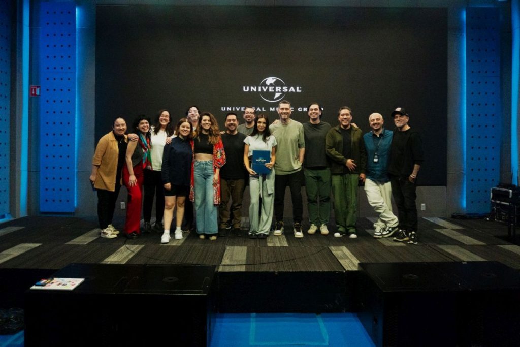 Elettra Lamborghini firma con Universal Music México: entusiasta e felice per il nuovo capitolo.