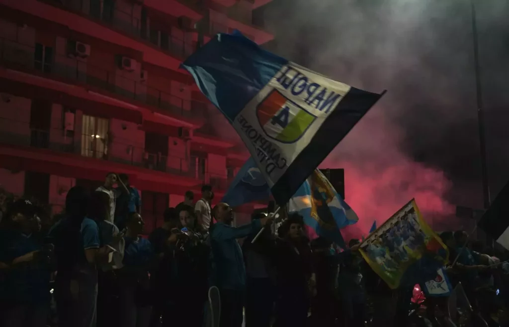 Napoli in festa: la gioia per lo Scudetto illumina la notte! Video emozionante.