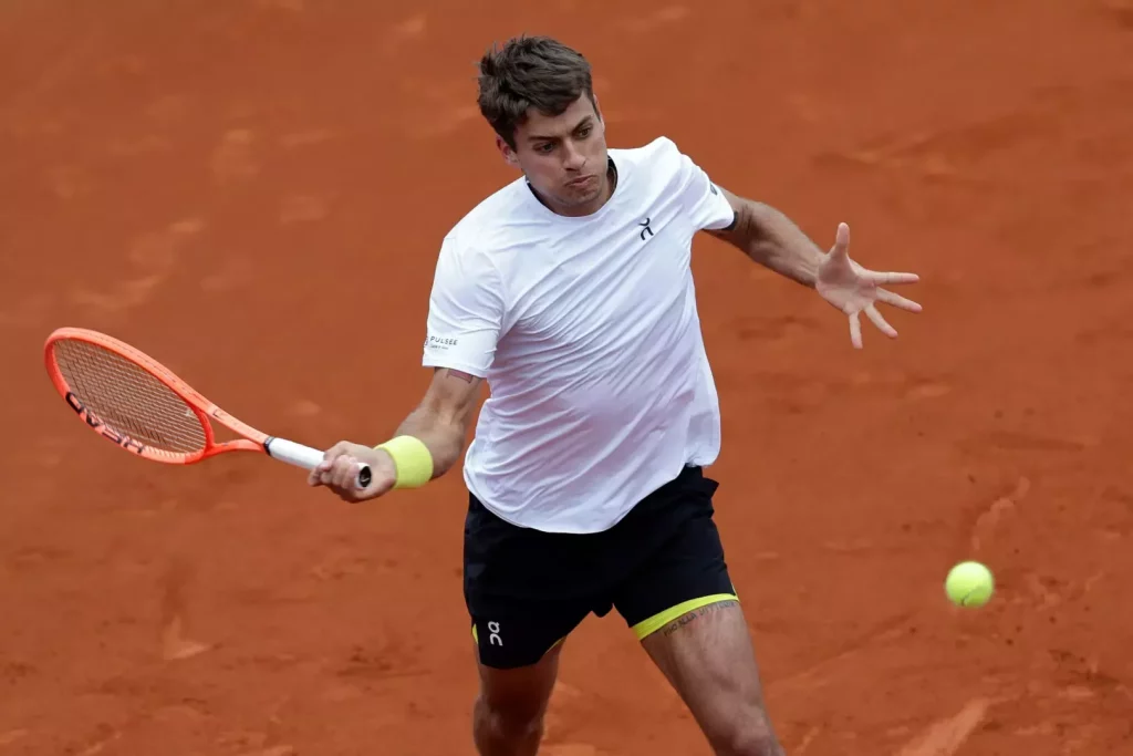 Flavio Cobolli conquista il titolo ad Amburgo: una vittoria storica per il tennista romano Una...