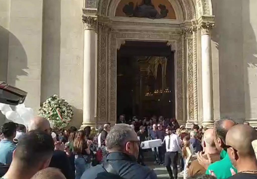 Emozioni forti a Misterbianco: l’addio commovente alla neonata tragicamente scomparsa.