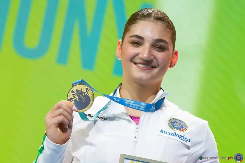 Manila Esposito conquista l’oro all-around ai Campionati Europei di Ginnastica Artistica a Lipsia.