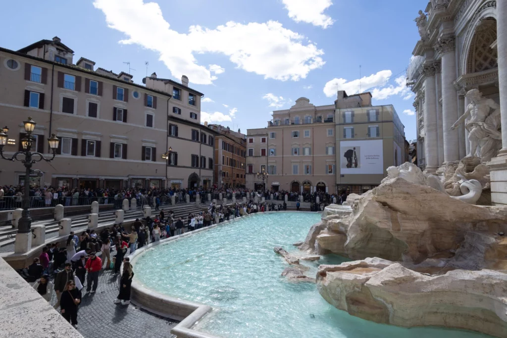 La Fontana di Trevi, simbolo dell'arte e della cultura romana, si inserisce in un contesto turistico...