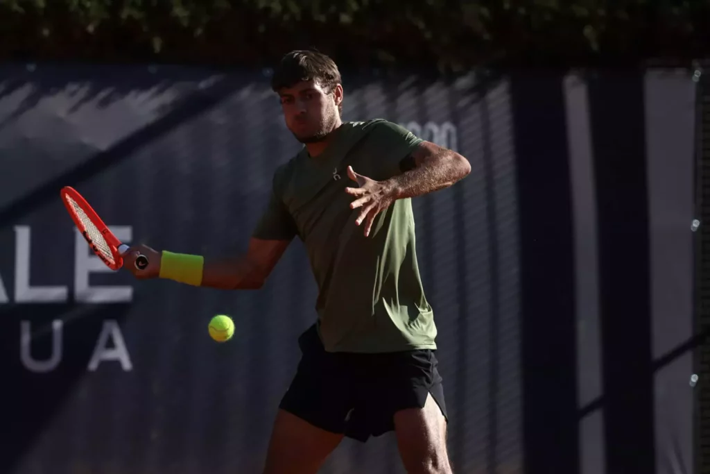 Cobolli perde in finale ad Amburgo contro Etcheverry in tre set avvincenti.